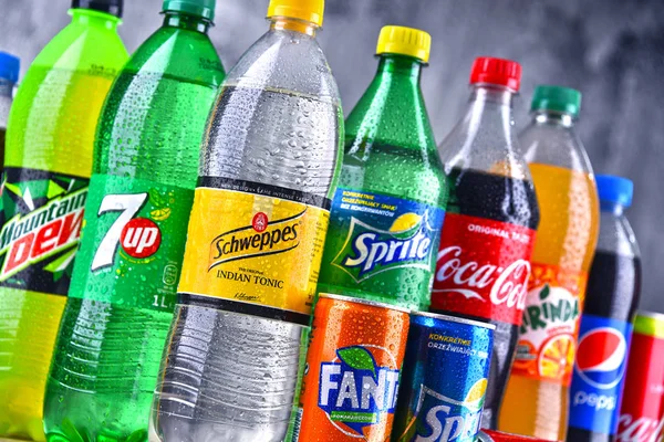 Flaschen globaler Softdrink-Marken — Stockfoto