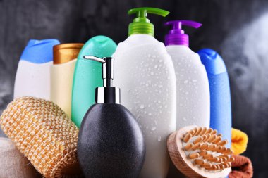 Plastik şişeler dolusu vücut bakımı ve güzellik ürünleri.