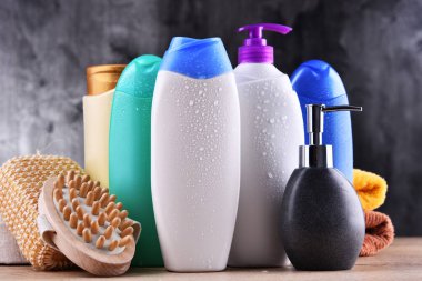 Plastik şişeler dolusu vücut bakımı ve güzellik ürünleri.