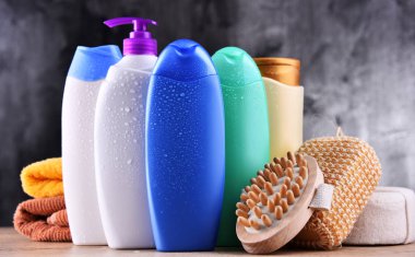 Plastik şişeler dolusu vücut bakımı ve güzellik ürünleri.