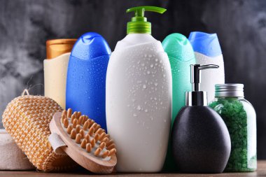 Plastik şişeler dolusu vücut bakımı ve güzellik ürünleri.