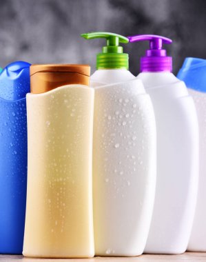 Plastik şişeler dolusu vücut bakımı ve güzellik ürünleri.