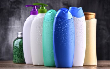 Plastik şişeler dolusu vücut bakımı ve güzellik ürünleri.