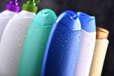 Plastik şişeler dolusu vücut bakımı ve güzellik ürünleri.