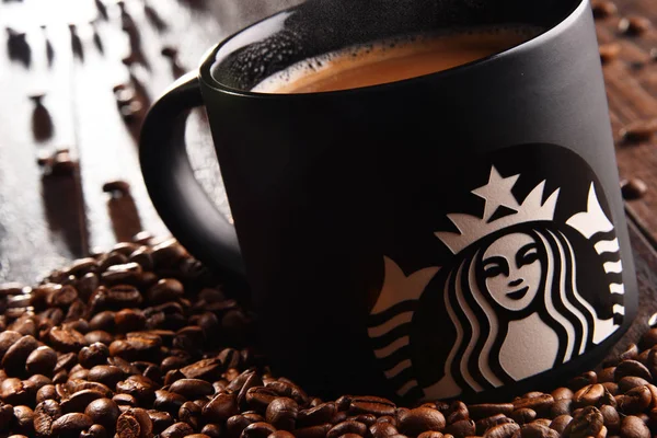 Σύνθεση με φλιτζάνι Starbucks καφέ και φασόλια — Φωτογραφία Αρχείου