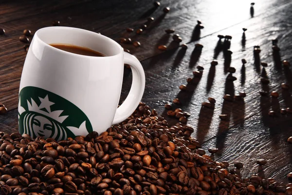 Komposition mit einer Tasse Starbucks-Kaffee und Bohnen — Stockfoto