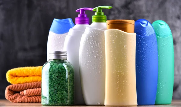 Пластикові пляшки для догляду за тілом та косметичними засобами — стокове фото