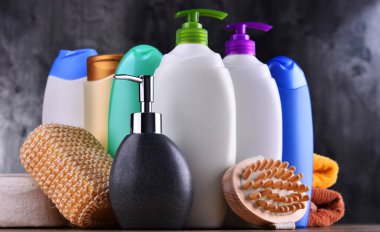 Plastik şişeler dolusu vücut bakımı ve güzellik ürünleri.