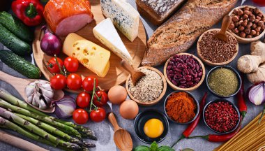 Masada çeşitli organik gıda ürünleri var..