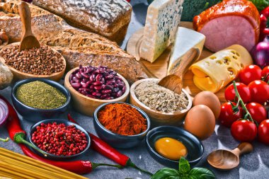 Masada çeşitli organik gıda ürünleri var.