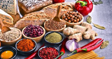 Masada çeşitli organik gıda ürünleri var..