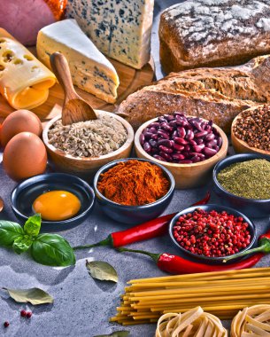 Masada çeşitli organik gıda ürünleri var.