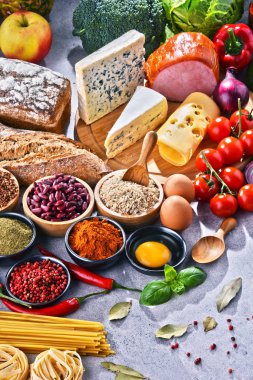 Masada çeşitli organik gıda ürünleri var..