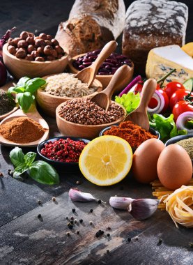 Masada çeşitli organik gıda ürünleri var..