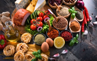 Masada çeşitli organik gıda ürünleri var..