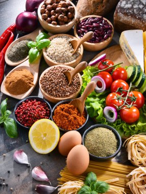 Masada çeşitli organik gıda ürünleri var..