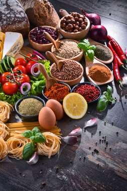 Masada çeşitli organik gıda ürünleri var..