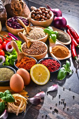 Masada çeşitli organik gıda ürünleri var.