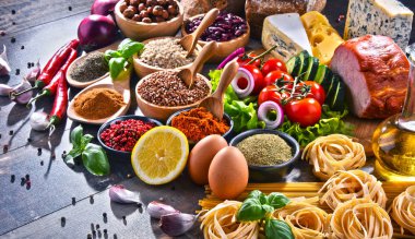 Masada çeşitli organik gıda ürünleri var..