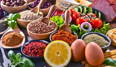 Masada çeşitli organik gıda ürünleri var.