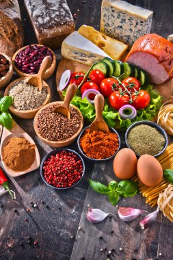 Masada çeşitli organik gıda ürünleri var..