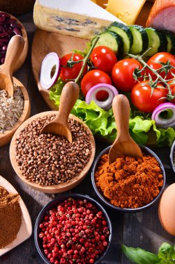 Masada çeşitli organik gıda ürünleri var.