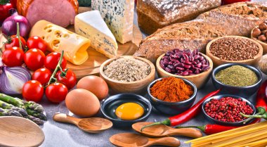 Masada çeşitli organik gıda ürünleri var.