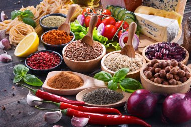 Masada çeşitli organik gıda ürünleri var..