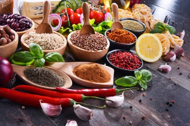 Masada çeşitli organik gıda ürünleri var..