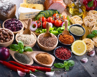 Masada çeşitli organik gıda ürünleri var..