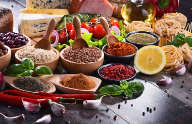 Masada çeşitli organik gıda ürünleri var..