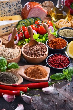 Masada çeşitli organik gıda ürünleri var..