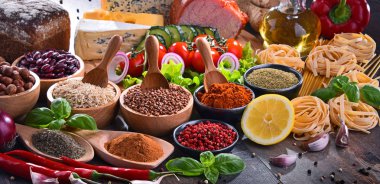 Masada çeşitli organik gıda ürünleri var..