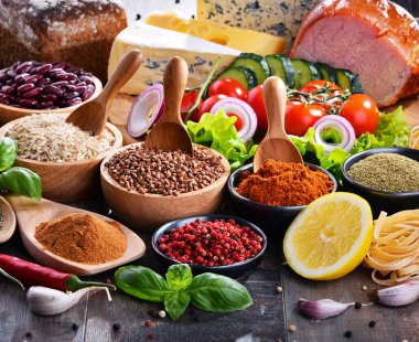 Masada çeşitli organik gıda ürünleri var..