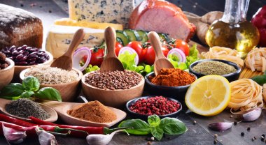 Masada çeşitli organik gıda ürünleri var.