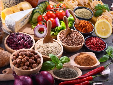 Masada çeşitli organik gıda ürünleri var.