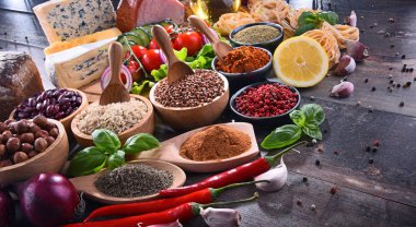 Masada çeşitli organik gıda ürünleri var..