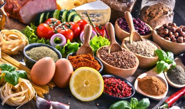 Masada çeşitli organik gıda ürünleri var.