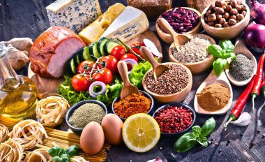 Masada çeşitli organik gıda ürünleri var.