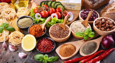 Masada çeşitli organik gıda ürünleri var..