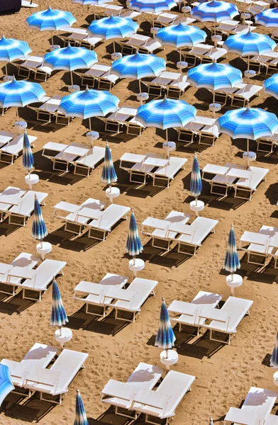 炎热夏季的地中海海滩 — 图库照片