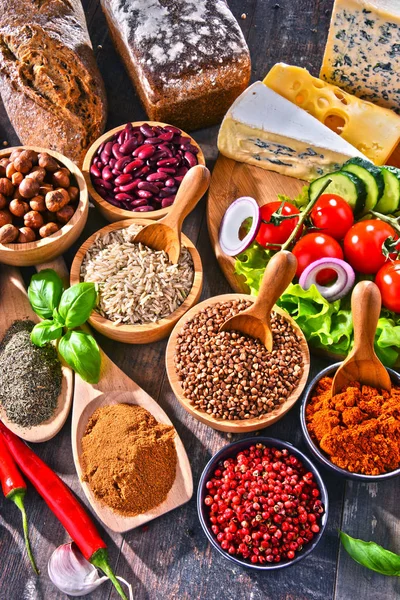 Samenstelling met diverse biologische voedingsmiddelen op tafel — Stockfoto