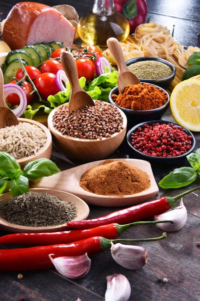 Složení s různými organickými potravinářskými výrobky na stole — Stock fotografie