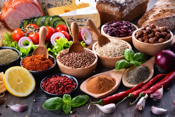 Состав с разнообразными органическими продуктами питания на столе — стоковое фото