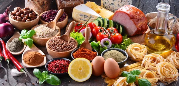 Composição com produtos alimentares orgânicos variados em cima da mesa — Fotografia de Stock