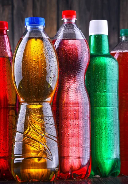 Bouteilles Plastique Boissons Gazeuses Assorties Dans Une Variété Couleurs — Photo