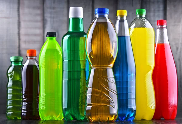 Garrafas plásticas de refrigerantes gaseificados variados — Fotografia de Stock