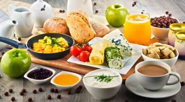 Kahve, peynir, tahıl gevrekleri ve çırpılmış yumurta ile Kahvaltı