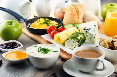 Kahve, peynir, tahıl gevrekleri ve çırpılmış yumurta ile Kahvaltı