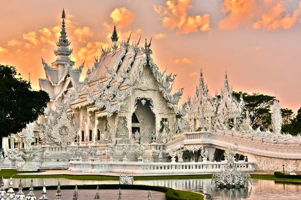 Wat Rong Khun ou o Templo Branco em Chiang Rai, Tailândia — Fotografia de Stock